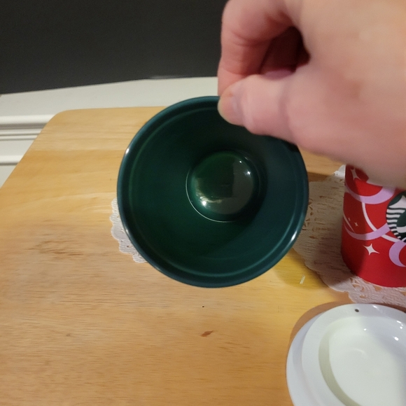 Pair of Starbucks Plastic Travel Cups with Lids Red & Green - Picture 8 of 10